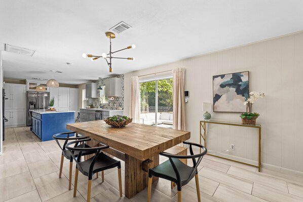 Dining - Azul Retreat near the lake (Azle)