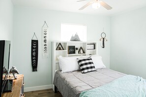 4 makuuhuonetta, työpöytä, silitysrauta/-lauta, ilmainen Wi-Fi