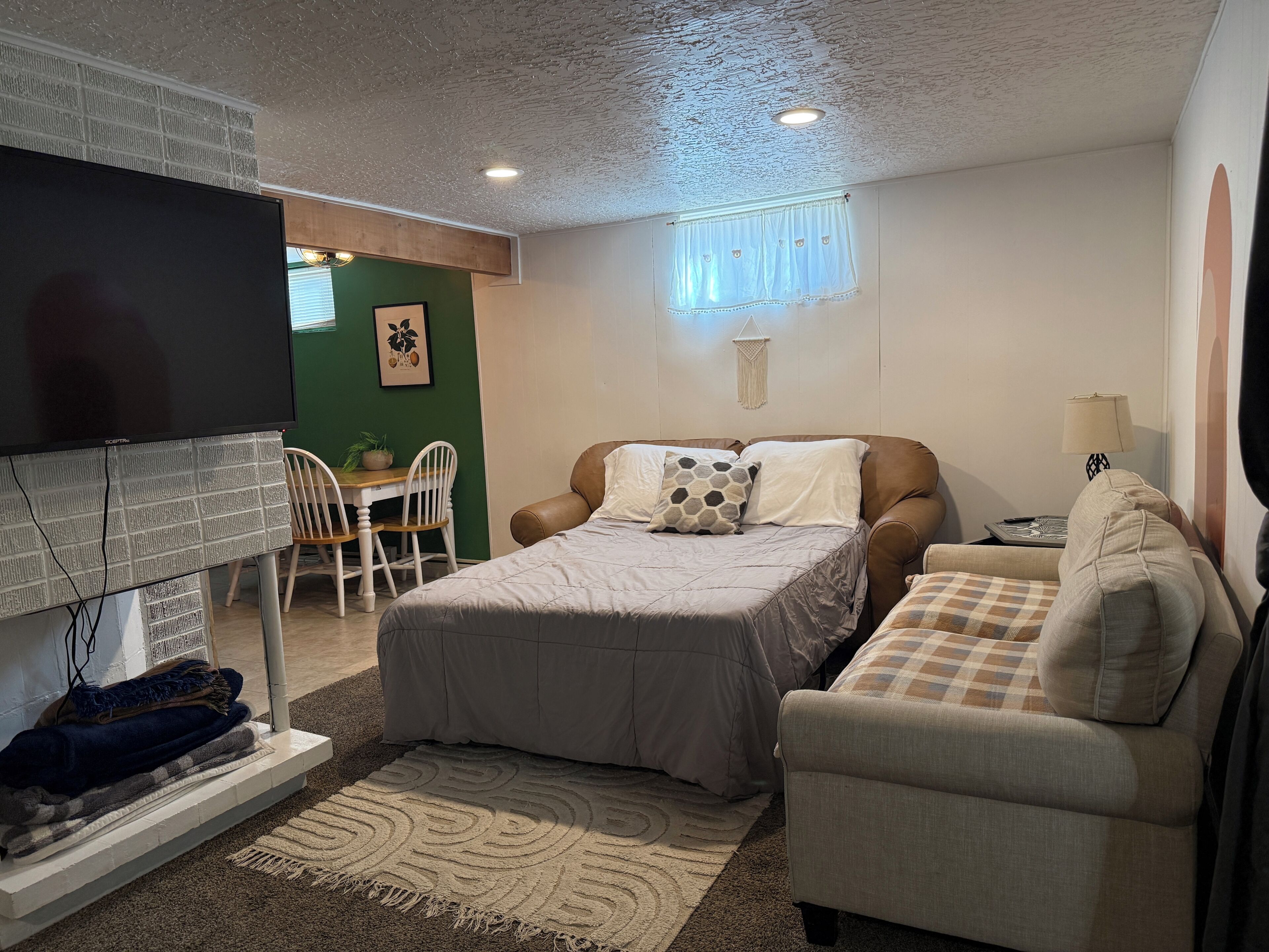 Cozy 4br Home  Two Living Spaces & Great Access - Layton, UT