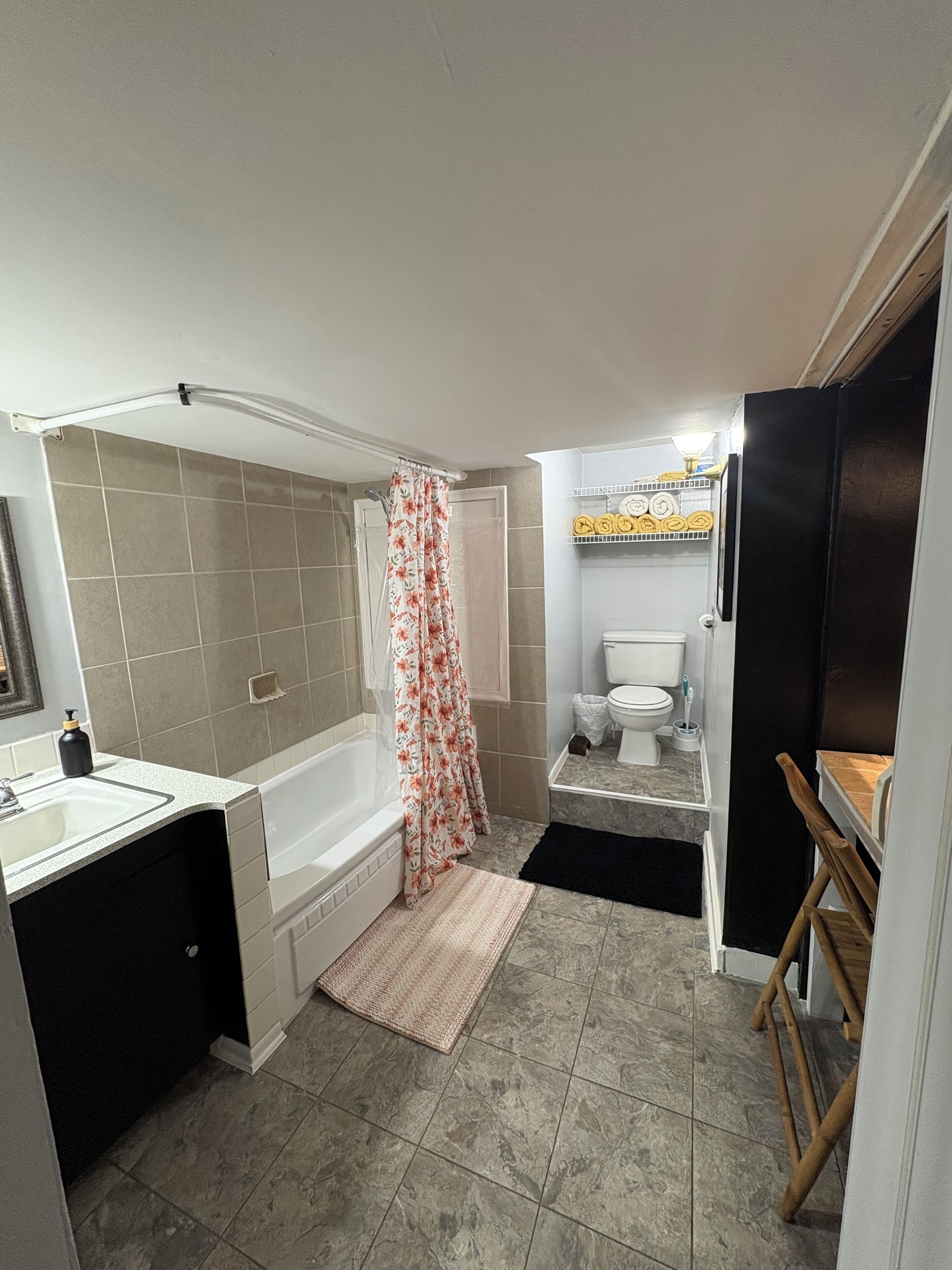Een badkamer met een bad, toilet en wastafel.