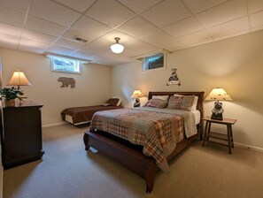 7 bedrooms, WiFi, bed sheets - Perfect View: Plenty of room for everyone to stay and play! (Davis)