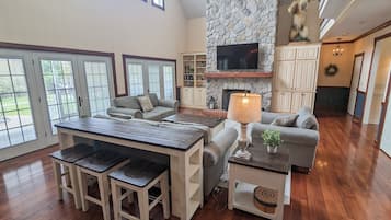 TV connectée, cheminée, baby-foot, table de tennis de table