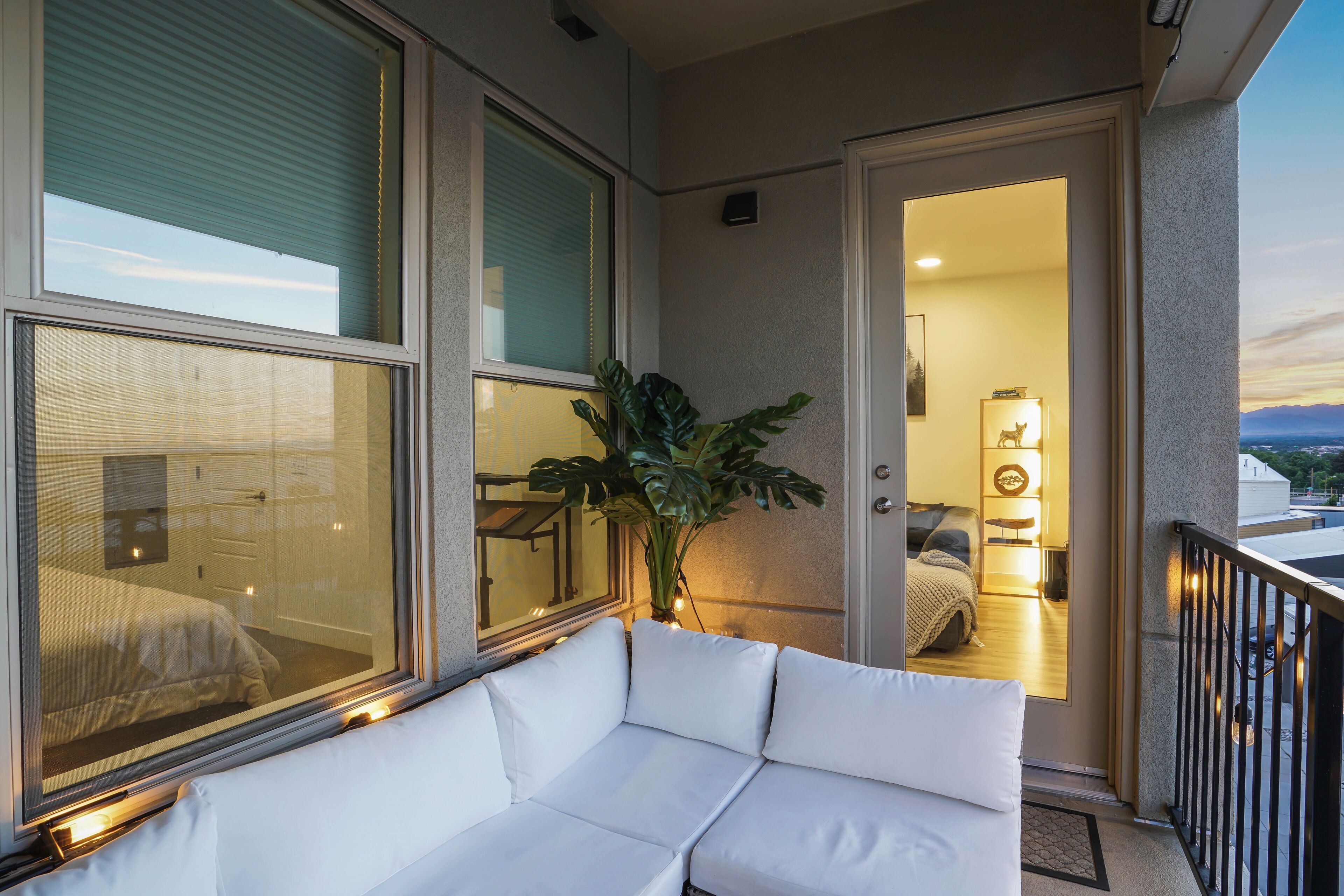 MODERN EXCELLENCE / BALCONY/VIEWS/LOCATION!!!