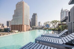 Pool - Clean Modern Style +Bathtub+Wifi+ BTS@Sukhumvit (Krung Thep Maha Nakhon)