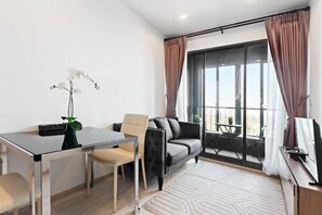 TV - Clean private room★WIFI★BTS skytrain BITEC Bangna (Krung Thep Maha Nakhon)