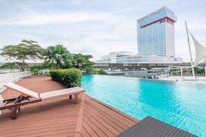 Pool - Cozy Living 1BR WIfI Connect to BTS Bitech (Krung Thep Maha Nakhon)