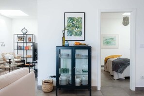 2 bedrooms, desk, Internet, bed sheets