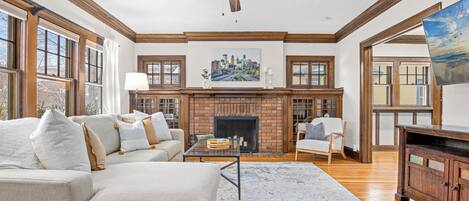 スマートテレビ、テーブルサッカー台、書庫