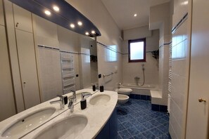 Dusche, Haartrockner, Bidet, Handtücher