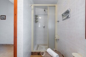 Bruser, hårtørrer, bidet, håndklæder