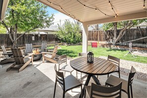 Outdoor dining - 6-bedroom Retreat - Game + Movie Room - Fire Pit - 15 min to Denver + Boulder (Westminster)