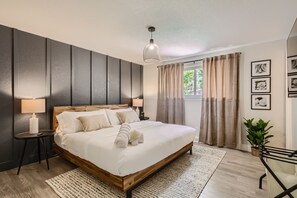 6 bedrooms, desk, iron/ironing board, travel cot