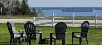 Relaxing Lake View Home, Pet Friendly, Central Location.  Close to Ferries!