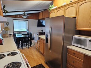 ثلاجة، ميكروويف، فرن، موقد طهي مسطح