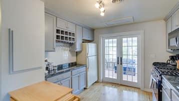 Réfrigérateur, micro-ondes, plaque de cuisson, lave-vaisselle