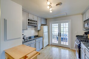 Réfrigérateur, micro-ondes, plaque de cuisson, lave-vaisselle