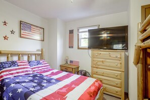 Room - Lakefront Phelps Cabin w/ Boat Dock & Water Toys! (Phelps)