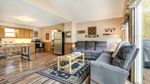 Fernseher, Kamin, DVD-Player, Videothek