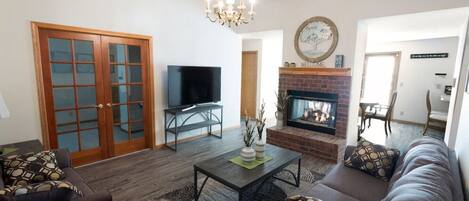 Télévision, cheminée, chaîne hi-fi