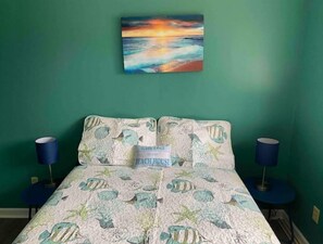 3 bedrooms, desk, free WiFi, bed sheets - The Port -halfway between downtown Caseville & Port Austin- beach access (Caseville)