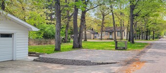 4 BR Home in the Heart of Houghton Lake with Game Room across from the BEACH