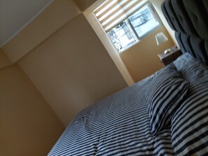 2 عدّة غرف نوم ومكواة/لوح كي وواي فاي وملاءات أسرّة