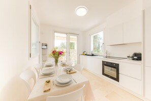 Fridge, oven, dishwasher, coffee/tea maker