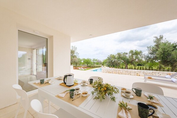 Outdoor dining - Modern villa with private pool: the ideal destination for your holidays (Carovigno)