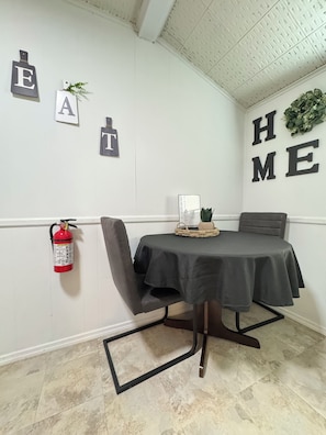 Dining - Spring Lake Retreat ~ Extended Monthly Stays - New York City Access (South Plainfield)