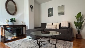 Living area - Spring Lake Retreat ~ Extended Monthly Stays - New York City Access (South Plainfield)