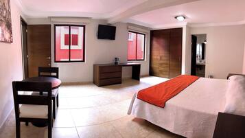 舒適客房, 1 張特大雙人床 | 書桌、免費無線上網、床單