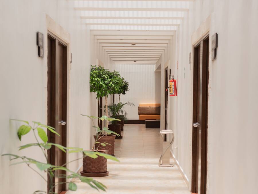 32-tums platt-tv med kabelkanaler och tv