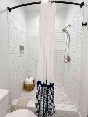 Shower, hair dryer, towels, shampoo - Stylish Savannah Retreat 3 Blocks from Forsyth (Savannah)