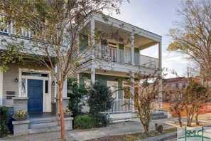 Exterior - Stylish Savannah Retreat 3 Blocks from Forsyth (Savannah)