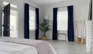 2 bedrooms, iron/ironing board, WiFi, bed sheets - Stylish Savannah Retreat 3 Blocks from Forsyth (Savannah)