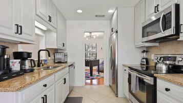 Een koelkast, een microgolfoven, een oven, een kookplaat