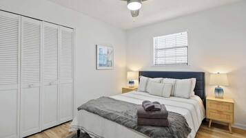 4 slaapkamers, een strijkplank/strijkijzer, gratis wifi, beddengoed