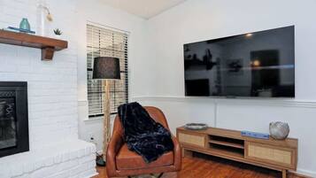 Een smart-tv, videogames, boeken en een kantoor