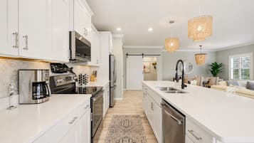 Coffee/tea maker, fridge, microwave, oven