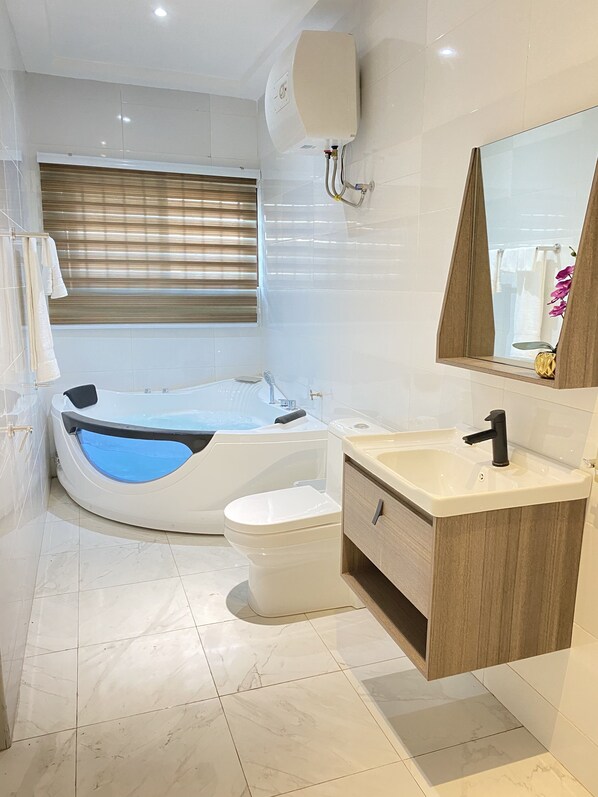 Dusche, Handtücher, Toilettenpapier