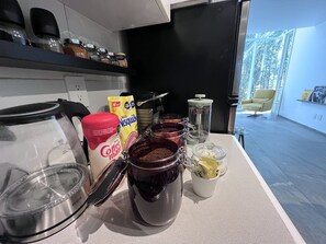 Refrigerador, microondas, cafetera expreso, cafetera/tetera