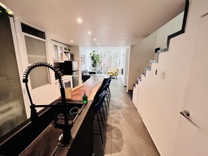 Refrigerador, microondas, cafetera expreso, cafetera/tetera