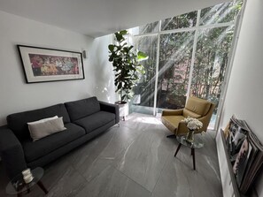 Loft empresarial | Área de sala de estar | Televisión de pantalla plana de 48 pulgadas con canales digitales 