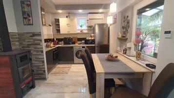 Kühlschrank, Mikrowelle, Ofen, Herdplatte