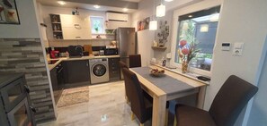 Een koelkast, een microgolfoven, een oven, een kookplaat