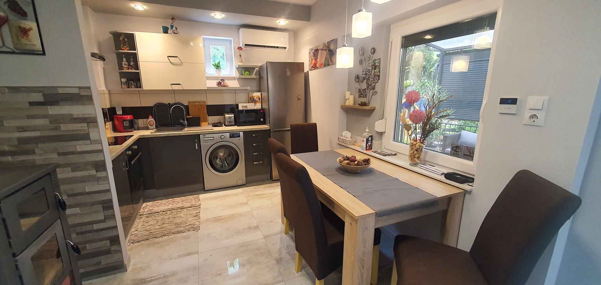 Jääkaappi, mikroaaltouuni, uuni, liesi