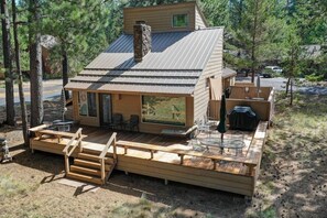 Outdoor dining - 3 Min to SHARC with 8 Passes! Private Hot Tub, Quite Cul-de-sac w/ PS4 & BBQ (Sunriver)