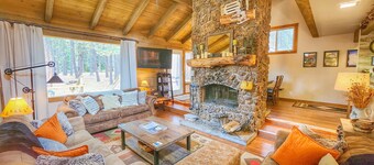 3 Min to SHARC with 8 Passes! Private Hot Tub, Quite Cul-de-sac w/ PS4 & BBQ