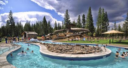 3 Min to SHARC with 8 Passes! Private Hot Tub, Quite Cul-de-sac w/ PS4 & BBQ