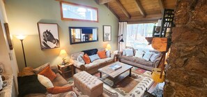 Smart TV, fireplace, video games, DVD player - 3 Min to SHARC with 8 Passes! Private Hot Tub, Quite Cul-de-sac w/ PS4 & BBQ (Sunriver)